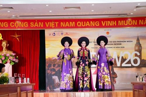 Quảng bá di sản áo dài Việt Nam ra thế giới