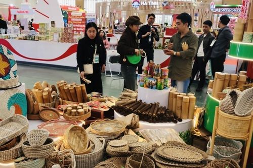 Nón lá làng Chuông, đồ thủ công mỹ nghệ tạo dấu ấn tại Hội chợ Xuân