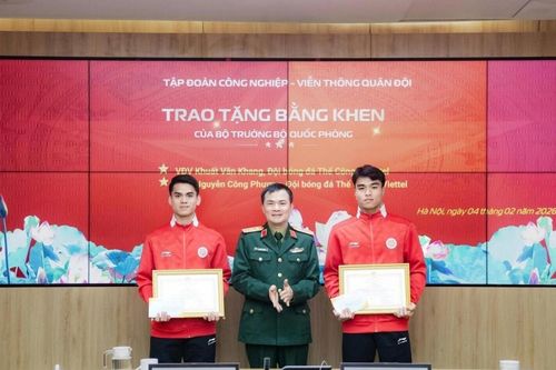 Đội trưởng U23 Việt Nam nhận bằng khen của Bộ trưởng Quốc phòng