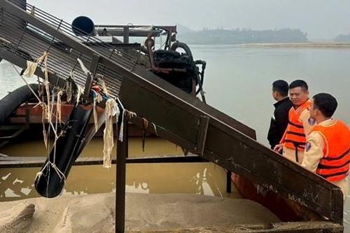 Bắt quả tang 2 tàu 'cát tặc' đang khai thác trên sông Lam