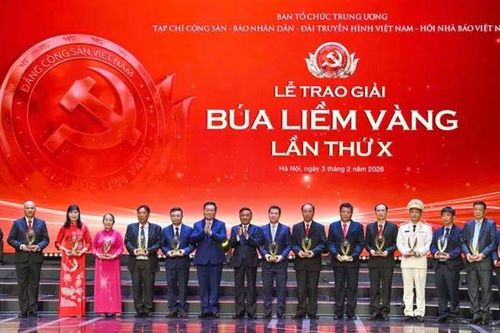 Tuyên dương Bí thư Chi bộ xuất sắc và trao Giải Búa liềm Vàng