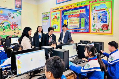 Hội Khuyến học Phú Thọ cùng nhà tài trợ tặng 5 phòng máy tính, trao 120 suất học bổng cho học sinh