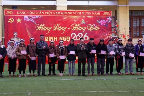 Đoàn công tác của tỉnh tặng quà, ăn Tết với người dân xóm Phia Cọ, xã Nam Quang