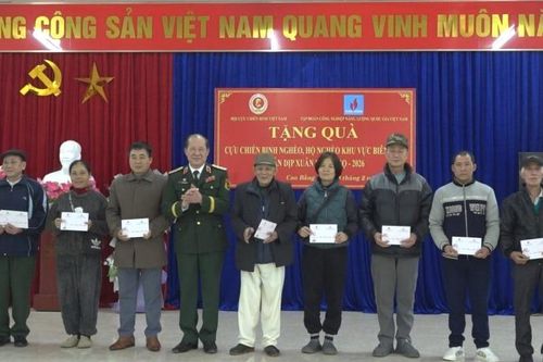 Thượng tướng Bế Xuân Trường, Chủ tịch Hội Cựu chiến binh Việt Nam tặng quà Tết hội viên hoàn cảnh khó khăn tại phường Thục Phán