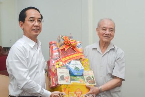 Đoàn đại biểu tỉnh Cà Mau thăm, chúc Tết nguyên Bộ trưởng Bộ Quốc phòng Phạm Văn Trà