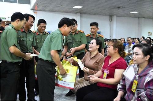 Công an Đồng Nai: Chương trình 'Xuân Công nhân' – lan tỏa yêu thương, giữ vững an ninh từ cơ sở