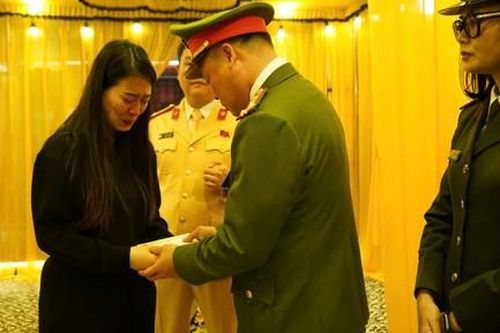 Lãnh đạo Công an tỉnh Thái Nguyên thăm hỏi, động viên gia đình cán bộ CSGT hy sinh