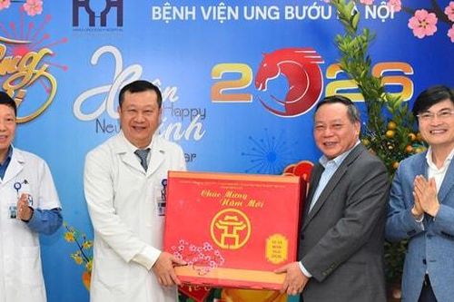 Phó Bí thư Thường trực Thành ủy Nguyễn Văn Phong thăm, tặng quà Bệnh viện Ung Bướu Hà Nội