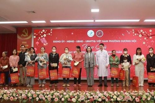 Phường Dương Nội tặng quà tại Bệnh viện Nhi Hà Nội