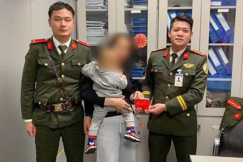 Nữ hành khách thất lạc nhiều nhẫn vàng tại sân bay xúc động nhận lại tài sản