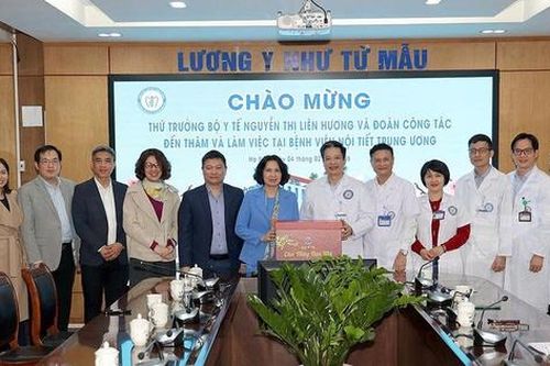 Thứ trưởng Nguyễn Thị Liên Hương thăm, chúc Tết y bác sĩ Bệnh viện Nội tiết Trung ương