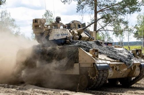 Mỹ thử nghiệm xe chiến đấu M2A3 Bradley bắn đạn thật trong điều kiện mùa đông tại Ba Lan