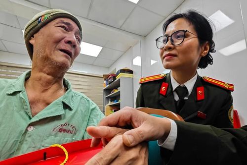 Hình ảnh chạm vào trái tim: Khi sắc phục Công an Thủ đô mang 'Tết ấm' đến bên giường bệnh'
