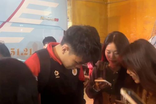 Lý Đức bị fan nữ vây kín ở sân Hàng Đẫy