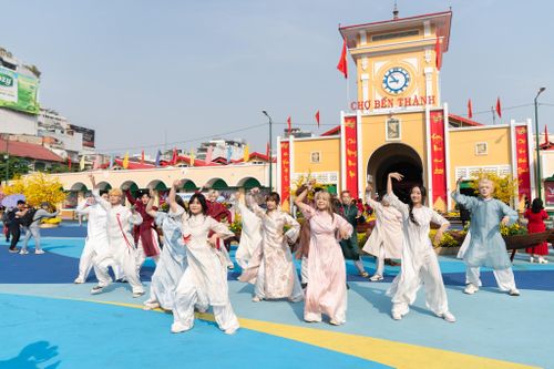 Tháo hàng rào khu vực 'sóng nước' trước chợ Bến Thành
