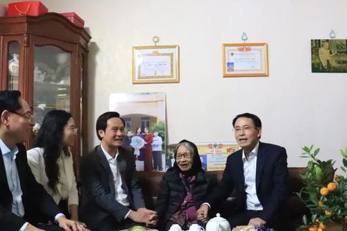 Phó Bí thư Thành ủy Hà Nội Nguyễn Trọng Đông thăm, tặng quà các gia đình người công tại xã Phúc Thịnh