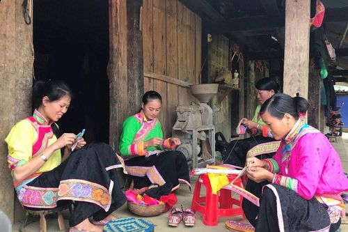 Gắn bảo tồn các giá trị văn hóa làng nghề với phát triển du lịch