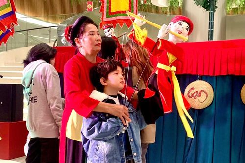 Khi người nông dân kể chuyện làng bằng những con rối mộc