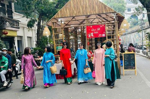Chưa khai mạc nhưng Chợ hoa Xuân Phố cổ 2026 đã tấp nập du khách