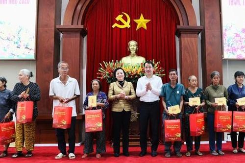 Phó Thủ tướng Phạm Thị Thanh Trà thăm, tặng quà Tết gia đình chính sách, công nhân khó khăn tại Đồng Tháp