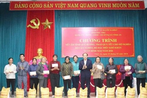 Các cơ quan báo chí tại Phú Thọ thăm, tặng quà gia đình khó khăn và bệnh nhân nghèo