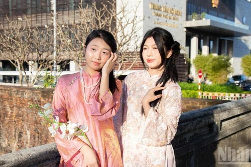 Giới trẻ Đà Nẵng rạng rỡ sắc xuân trong tà áo dài truyền thống