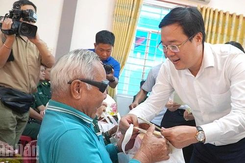 Lãnh đạo Thành phố Hồ Chí Minh thăm, tặng quà vùng biên giới tỉnh Đồng Tháp