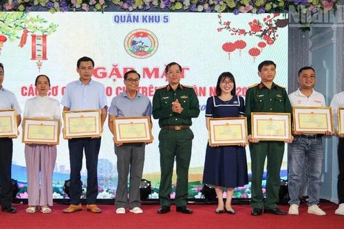 Quân khu 5 khen thưởng các tập thể, cá nhân tiêu biểu trong công tác phối hợp tuyên truyền