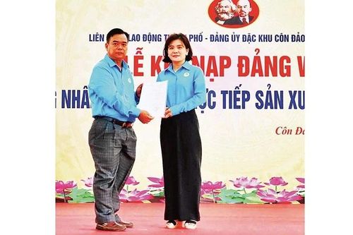 Sắt son lời thề thiêng liêng dưới cờ Đảng quang vinh