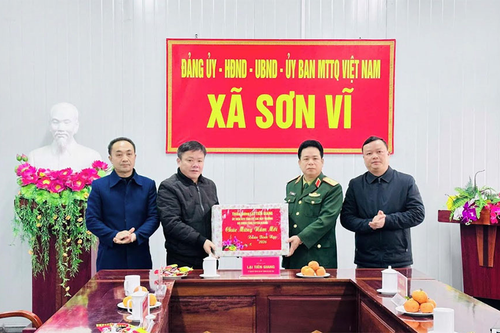 Chỉ huy trưởng Bộ CHQS tỉnh Tuyên Quang thăm, chúc Tết quân - dân xã biên giới Sơn Vĩ
