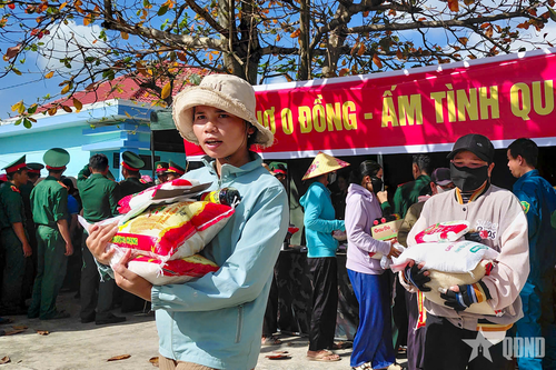 'Phiên chợ 0 đồng' ấm tình quân dân