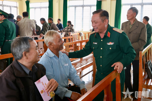 'Xuân chiến sĩ' tặng quà cán bộ, chiến sĩ và nhân dân tại Lâm Đồng