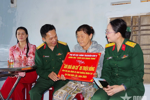 Cục Chính trị Quân khu 5 trao quà Tết tặng bà con xã Hòa Thịnh