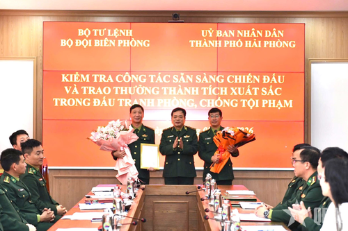 Khen thưởng lực lượng đấu tranh chống buôn lậu, gian lận thương mại dịp Tết Nguyên đán