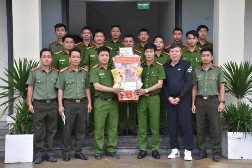 Thượng tá Trần Minh Nguyên - Phó Giám đốc Công an TP Đà Nẵng thăm, làm việc với Công an các xã miền núi