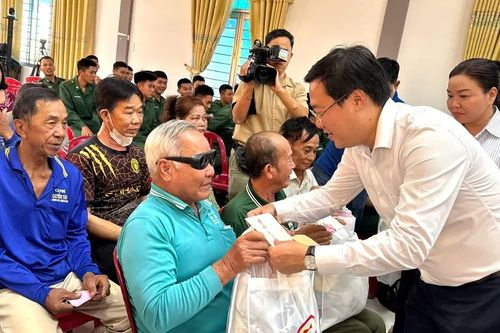 Lãnh đạo TPHCM thăm, tặng quà tết tại Đồng Tháp