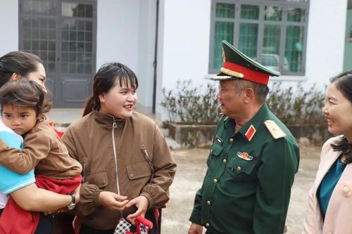 Quân khu 7 thăm, tặng quà các xã vùng biên tỉnh Lâm Đồng