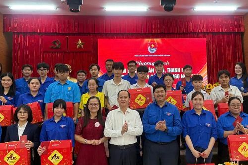 Đoàn các cơ quan Đảng TPHCM tặng quà tết đến đoàn viên, thanh niên khó khăn