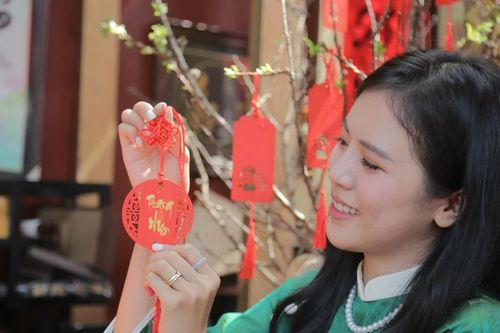 Phố ông đồ nhộn nhịp giữa trung tâm Sài Gòn