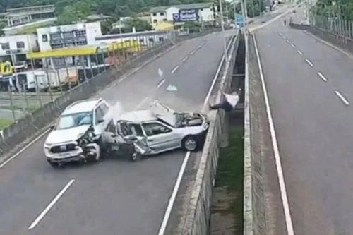 Dừng lại để đóng nắp capo, người đàn ông bị húc văng khỏi cầu