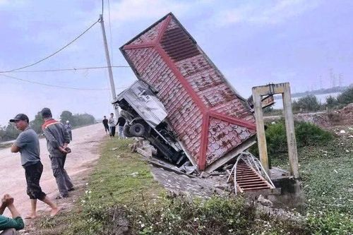 Học viên lái xe đâm xuống cống ở Ninh Bình, thầy hướng dẫn tử vong