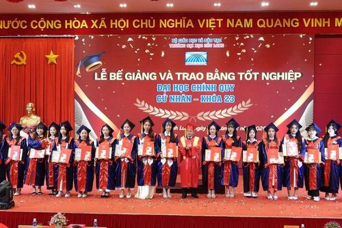 Trường ĐH Cửu Long trao bằng tốt nghiệp cho 387 tân cử nhân hệ đại học chính quy