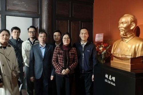 Chi bộ Tổng lãnh sự quán Việt Nam tại Côn Minh dâng hoa tại Khu di tích Chủ tịch Hồ Chí Minh