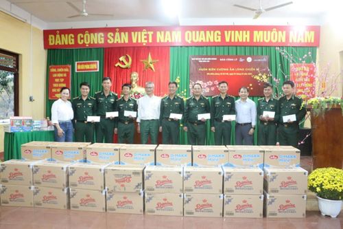 Tặng quà cán bộ, chiến sĩ Bộ đội Biên phòng và học sinh nghèo tuyến biên giới tỉnh Đồng Nai và tỉnh Đắk Lắk
