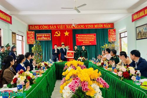 Phó Chủ tịch Quốc hội thăm, chúc Tết cán bộ, chiến sĩ Đồn Biên phòng Ia O