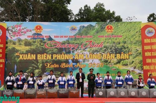 Ấm áp tình quân dân trong Chương trình 'Xuân Biên phòng ấm lòng dân bản' năm 2026, tại xã Phục Hòa
