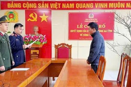 Khởi tố đối tượng chém bạn bằng dao nhọn về tội 'Sử dụng trái phép vũ khí quân dụng'