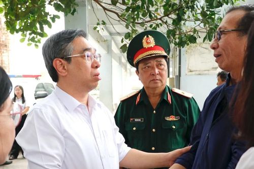 Lãnh đạo TPHCM thăm hỏi gia đình vụ cháy khiến ba mẹ con qua đời