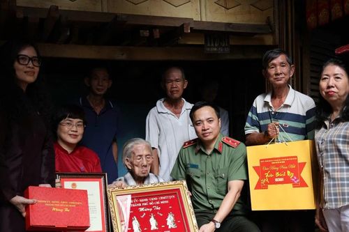Trung tướng Mai Hoàng thăm, chúc Tết các đơn vị và cá nhân tiêu biểu