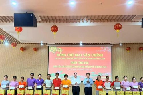 Phó Thủ tướng Mai Văn Chính tặng quà Tết công nhân, người lao động Tây Ninh